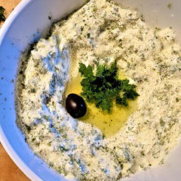 Delicious Greek Tzatziki Dip: A Authentic Appetizer Recipe to Wow Your Guests